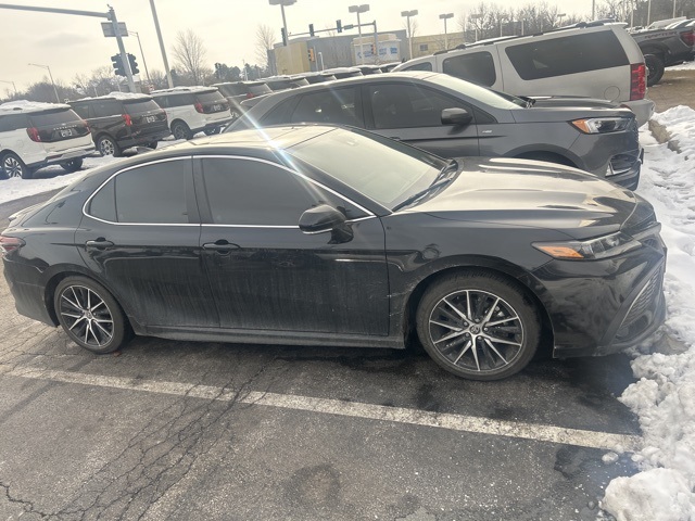 2024 Toyota Camry SE's photo