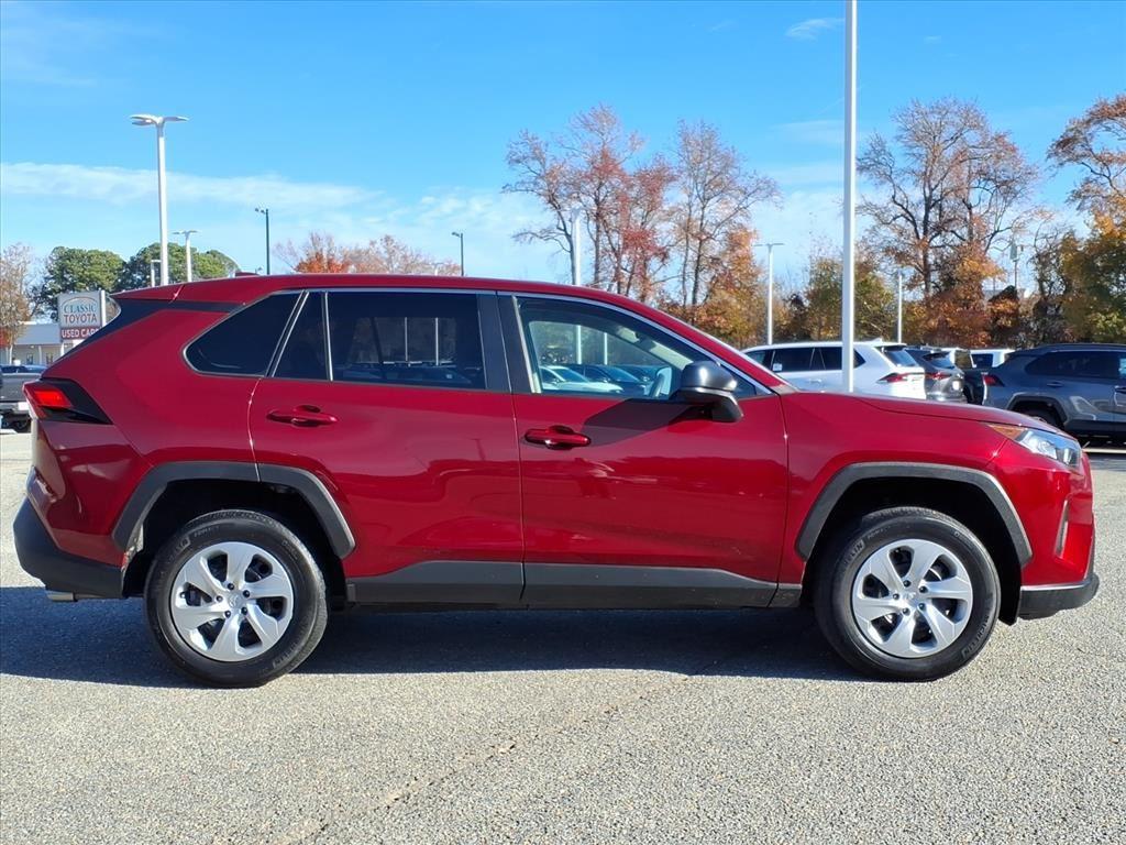 2022 Toyota RAV4 LE photo 2
