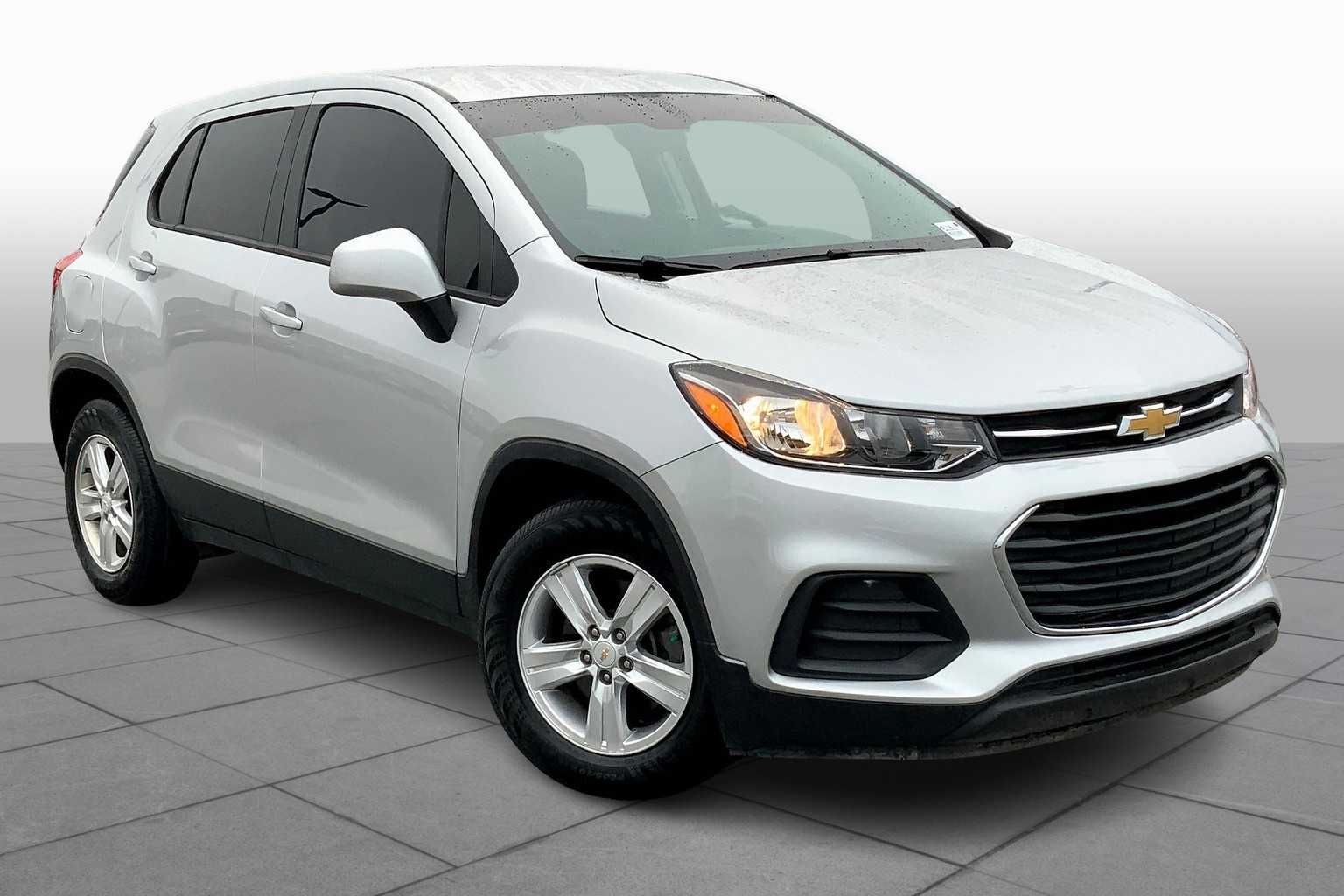2021 Chevrolet Trax LS photo 2