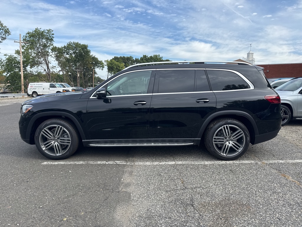 2026 Mercedes Benz GLS 450 4MATIC photo 3