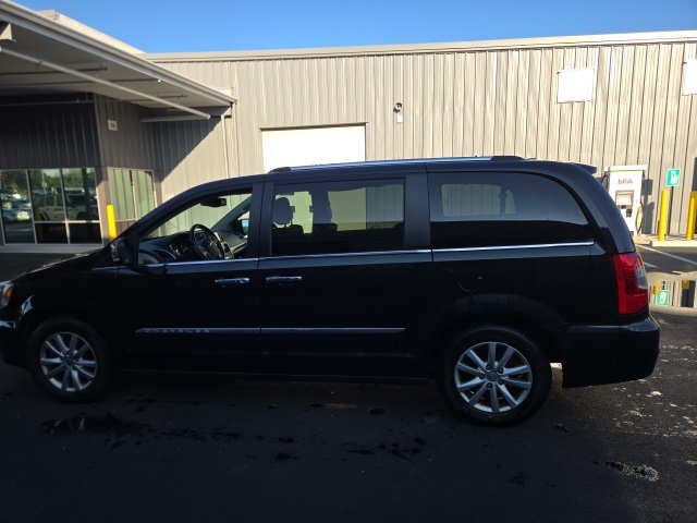 2015 Chrysler Town & Country Limited photo 7