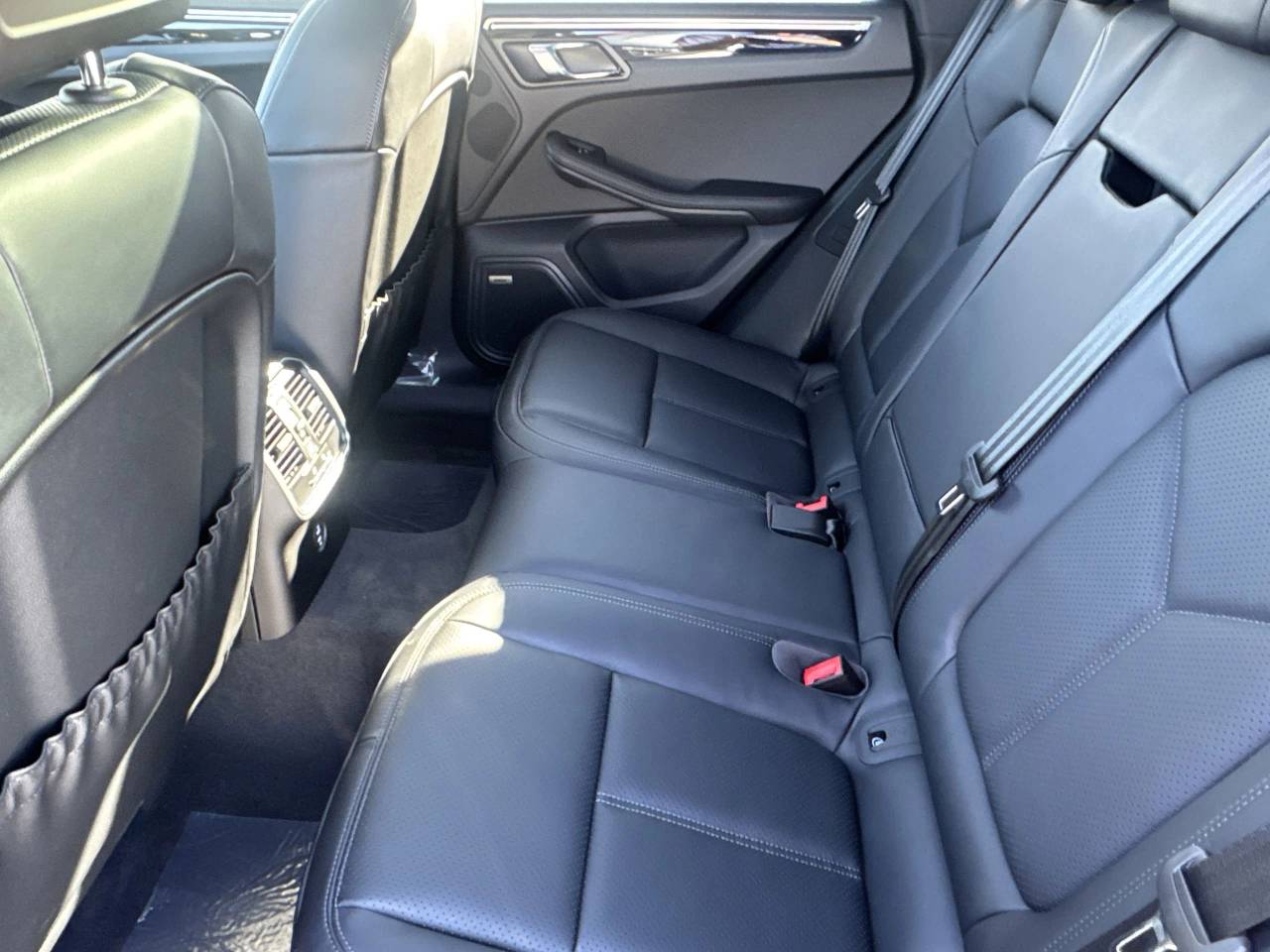 2025 Porsche Macan Base photo 17