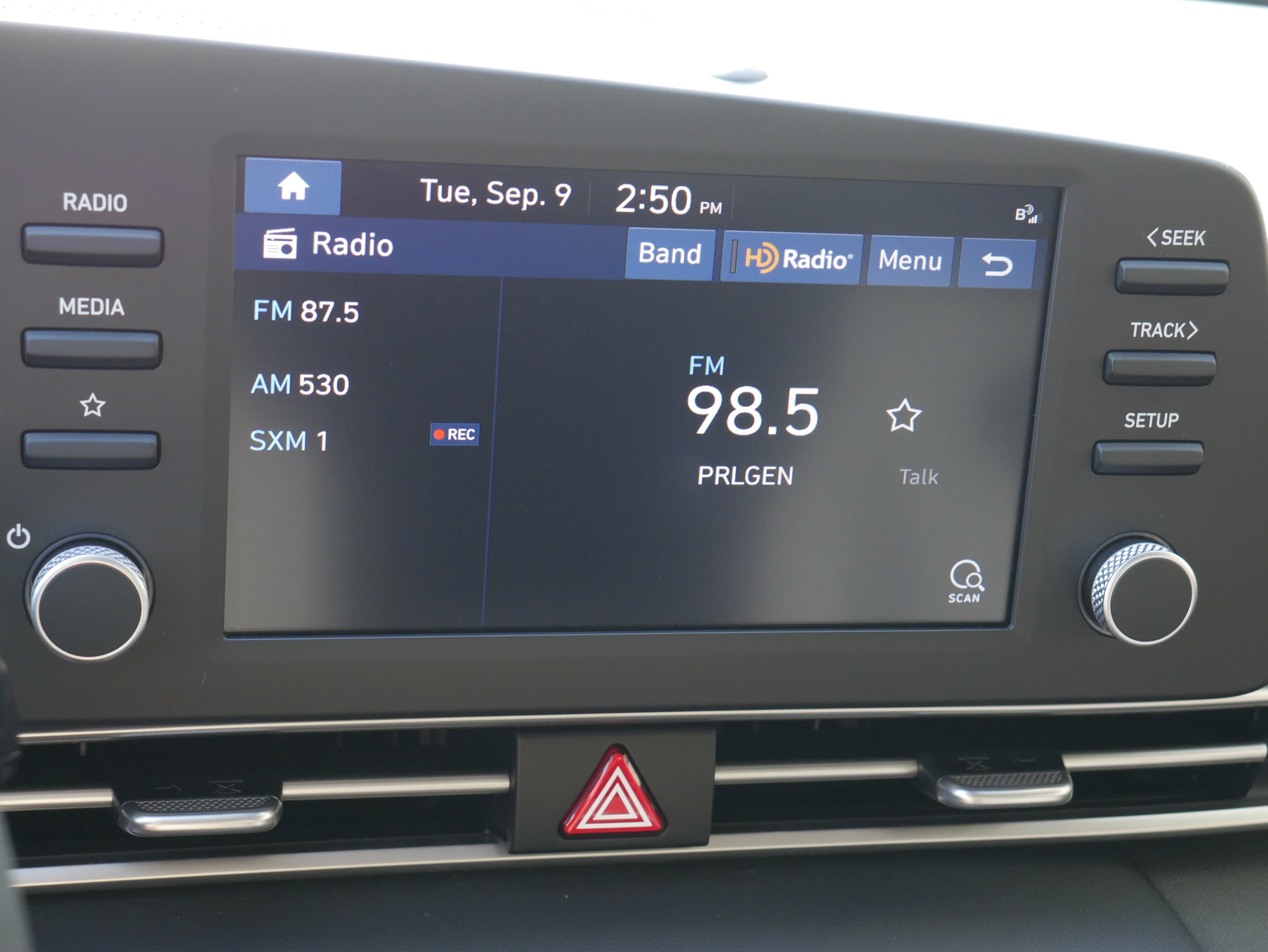 2023 Hyundai Elantra SEL photo 3