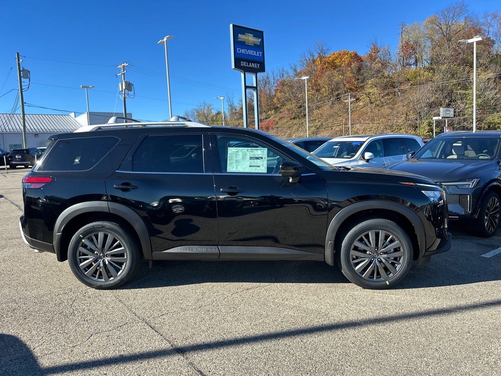 2025 Nissan Pathfinder SL photo 2