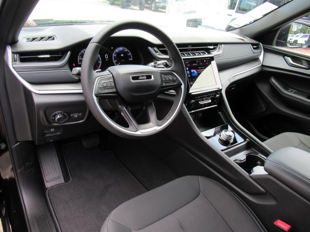 2025 Jeep Grand Cherokee Laredo X photo 12