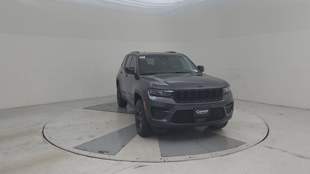 2025 Jeep Grand Cherokee Altitude photo 3