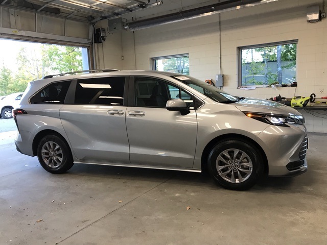 2024 Toyota Sienna LE photo 2