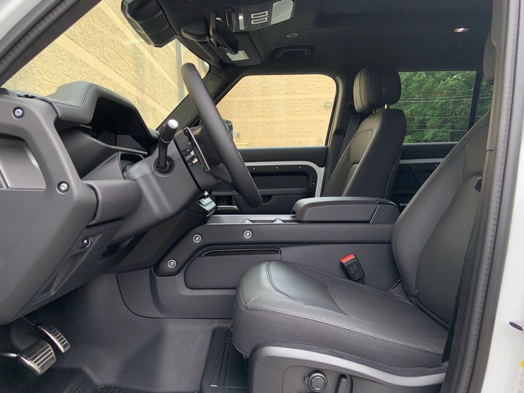 2025 Land Rover Defender 110 V8 photo 11