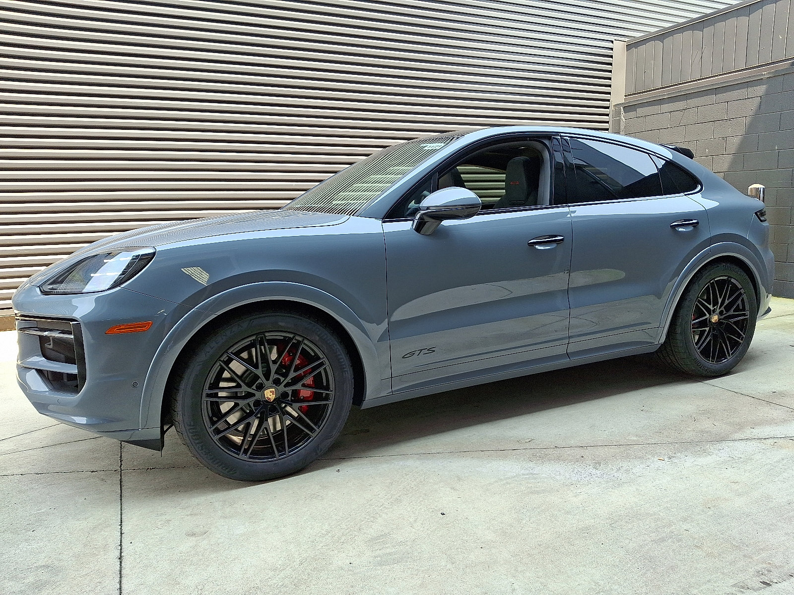 2025 Porsche Cayenne GTS photo 2