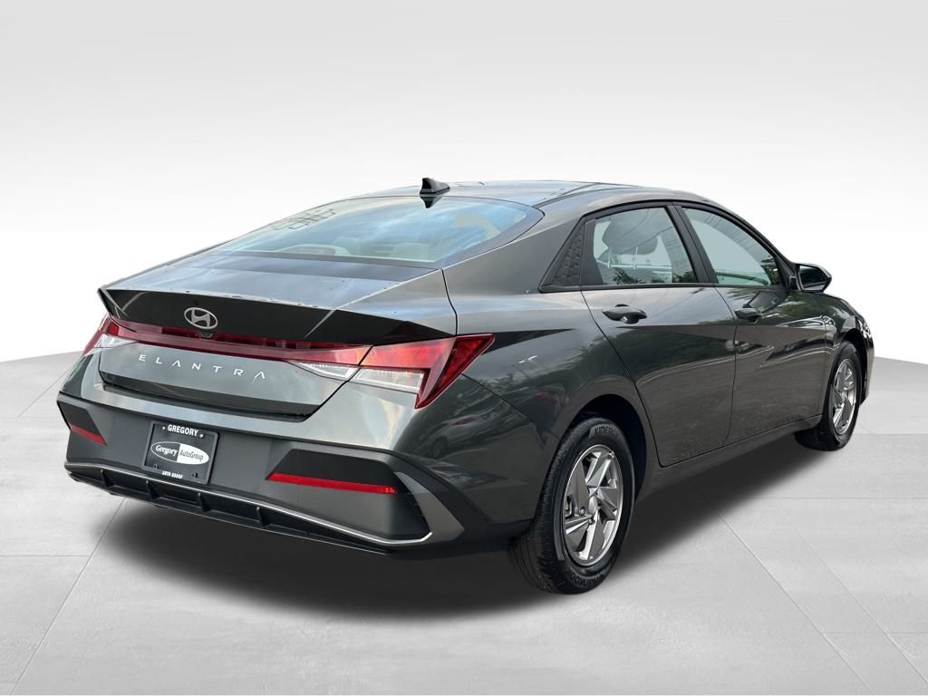 2024 Hyundai Elantra SE photo 4