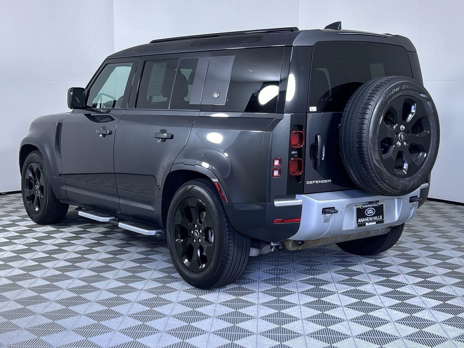 2023 Land Rover Defender 110 S photo 3