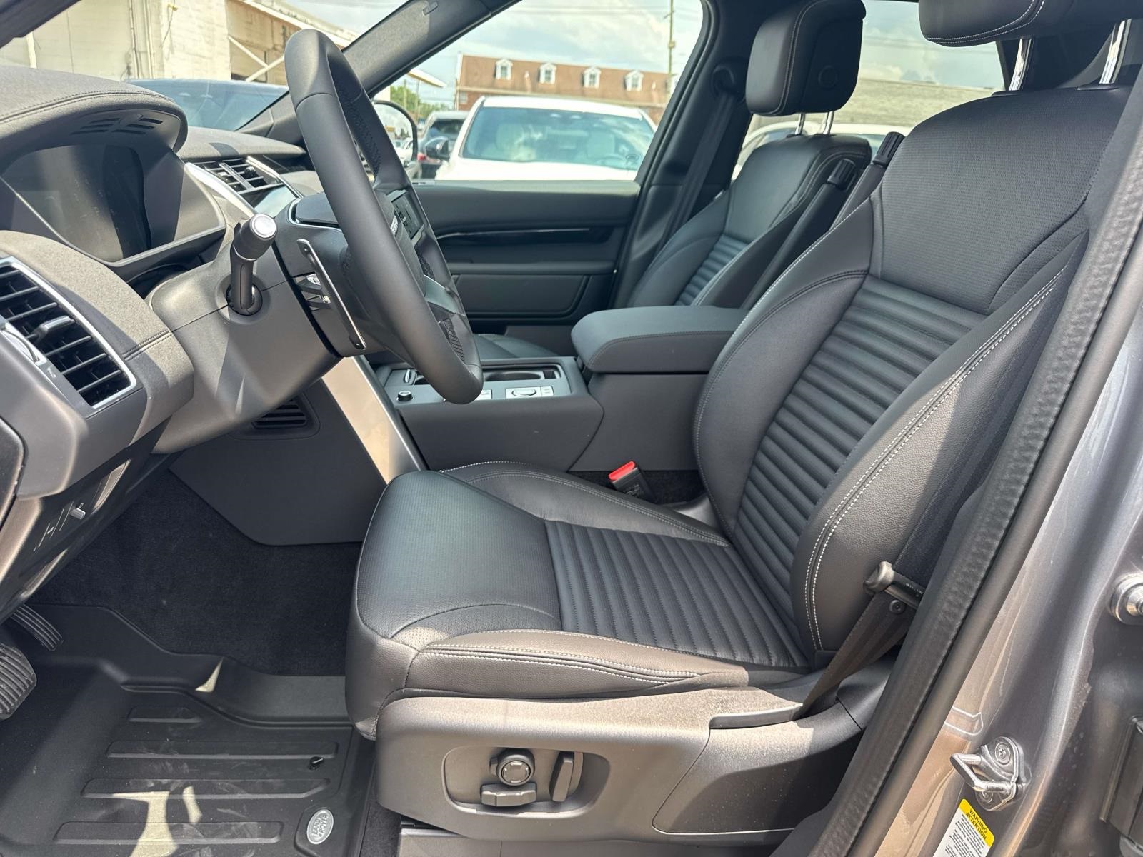 2025 Land Rover Discovery S photo 10