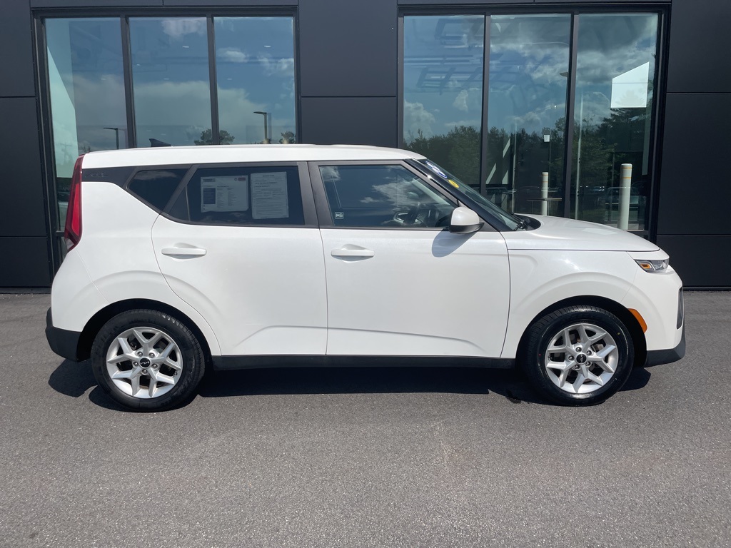 2022 Kia Soul LX photo 2