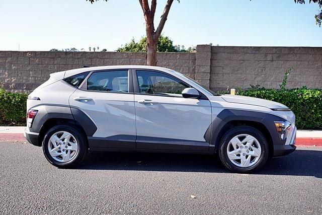 2025 Hyundai Kona SE photo 2