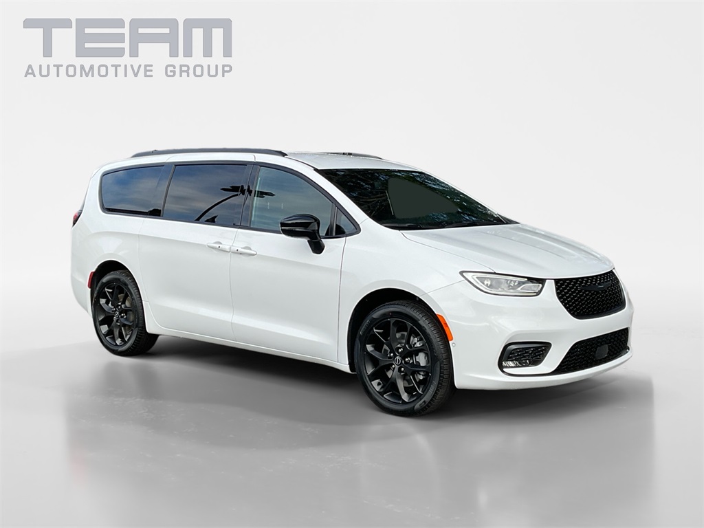 2026 Chrysler Pacifica Select's photo