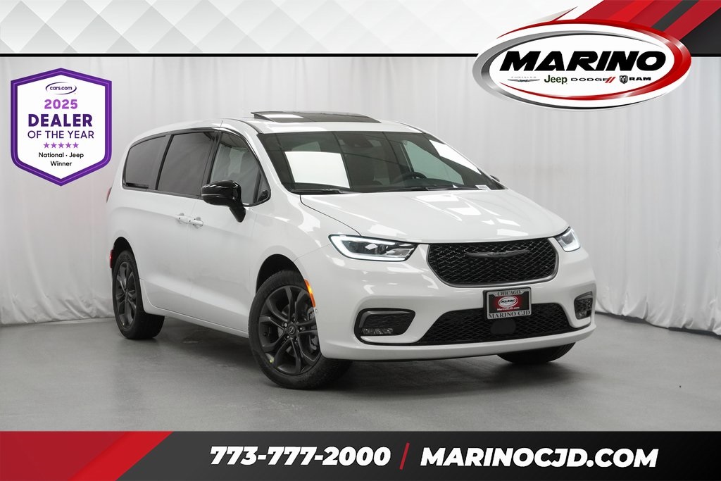 2026 Chrysler Pacifica Select's photo