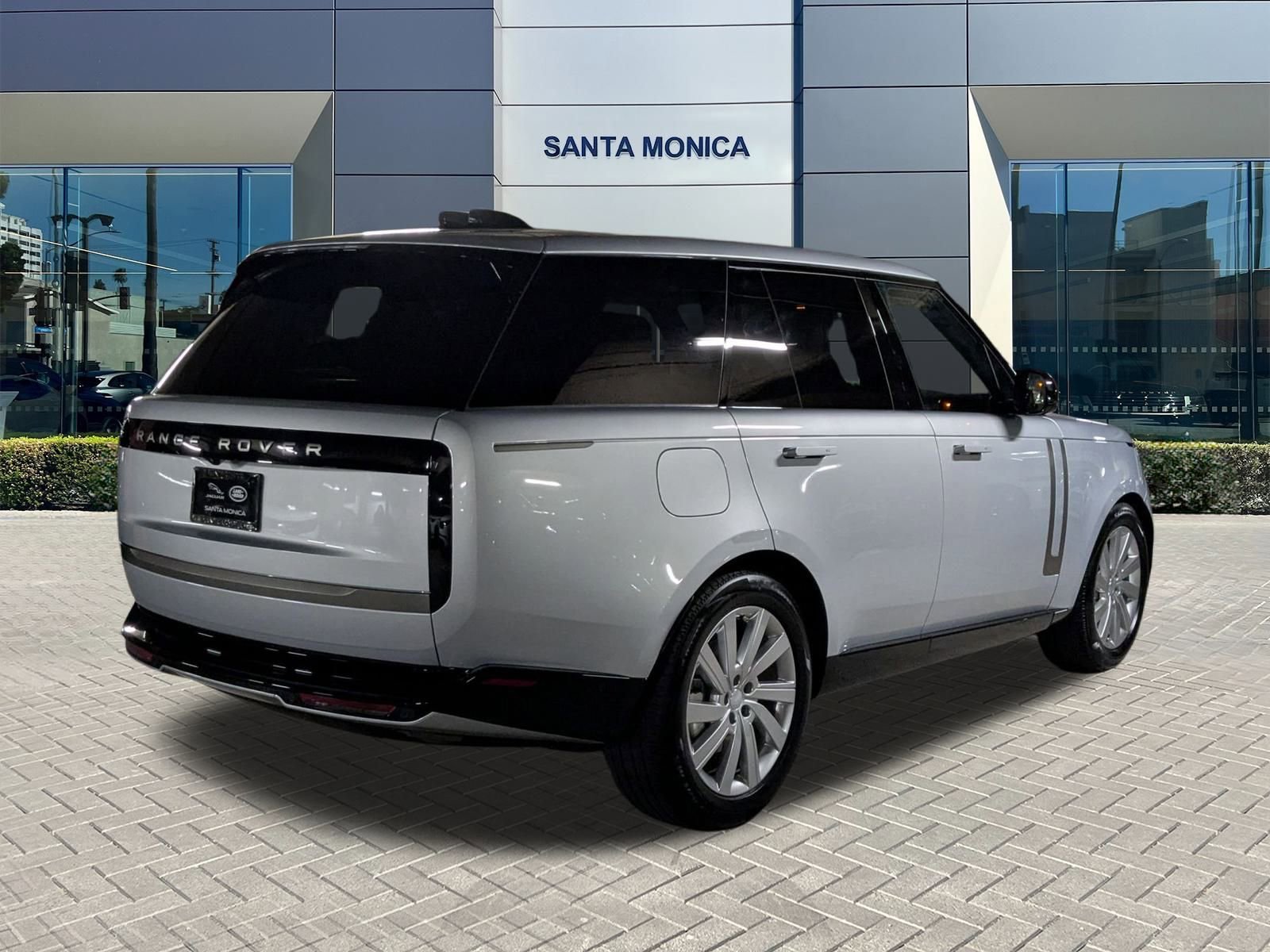 2025 Land Rover Range Rover SE photo 2