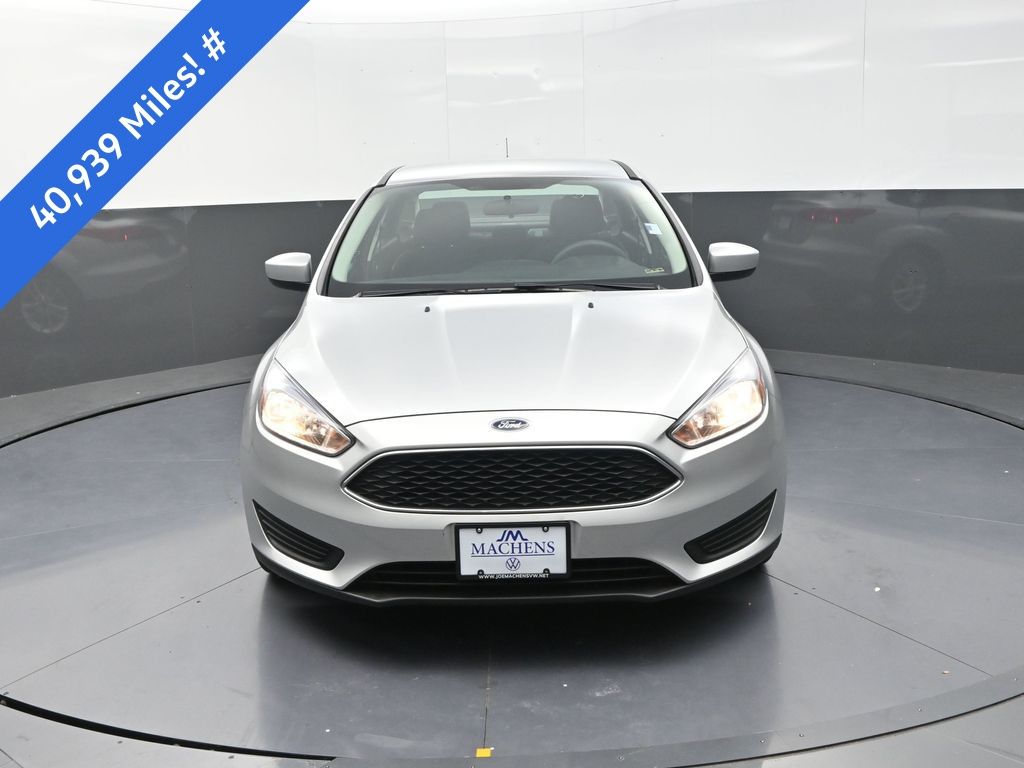 2018 Ford Focus SE photo 2