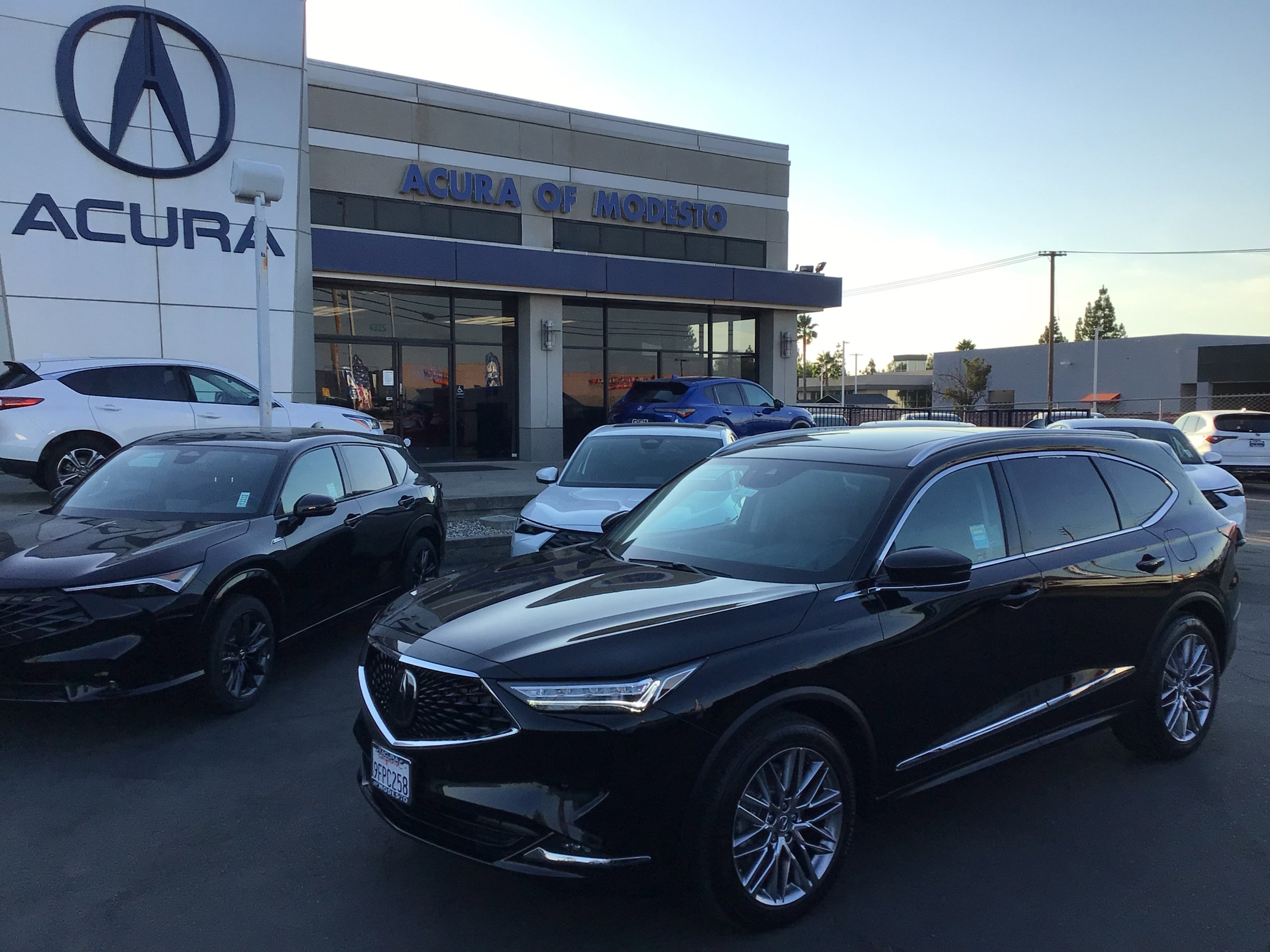 2023 Acura MDX SH-AWD Advance photo 4