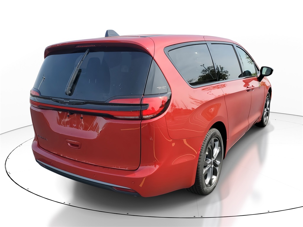 2026 Chrysler Pacifica photo 4