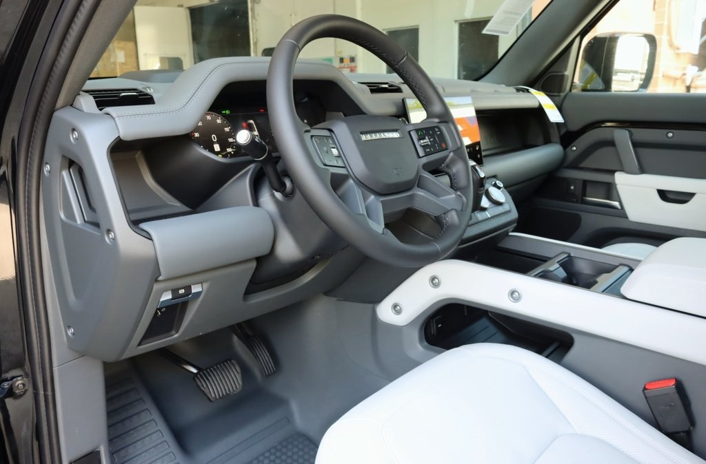 2025 LAND ROVER DEFENDER - Image 12