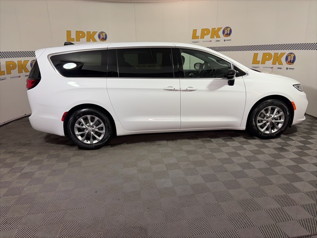 2026 Chrysler Pacifica Limited photo 2