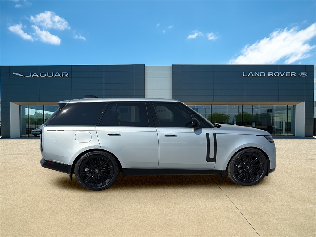 2025 Land Rover Range Rover SE photo 4