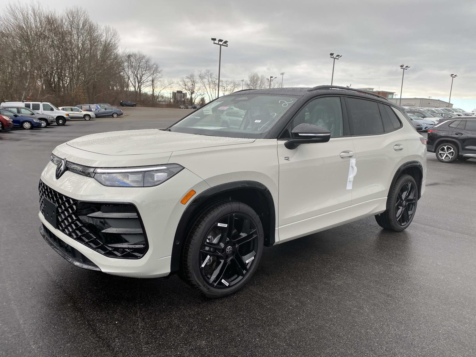 2026 Volkswagen Tiguan SE R-LINE BLACK's photo