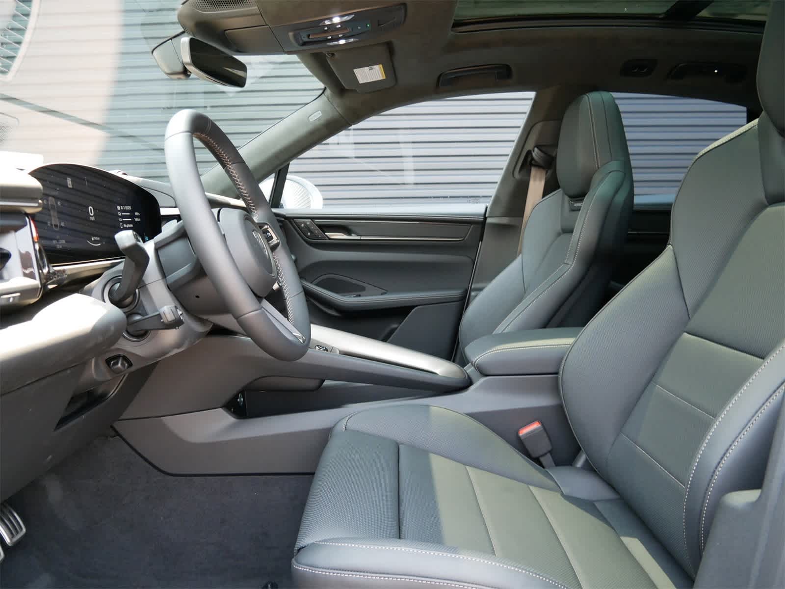 2025 Porsche Macan Electric Turbo photo 5