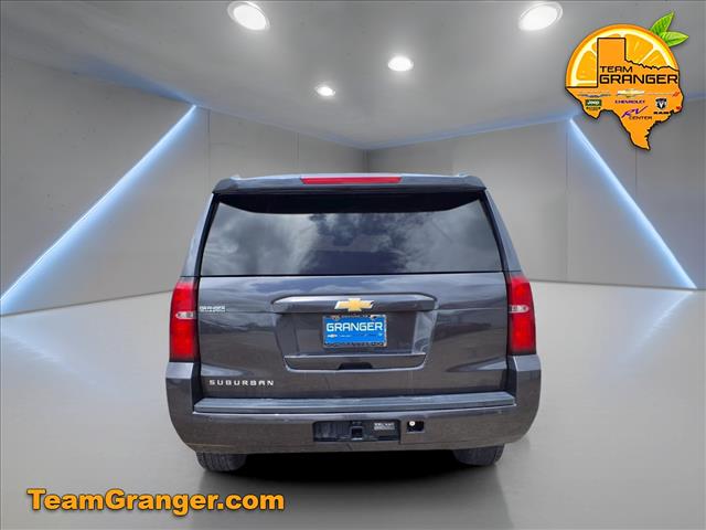2017 Chevrolet Suburban LT photo 4