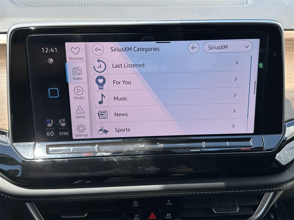2024 Volkswagen Atlas SE Technology photo 18