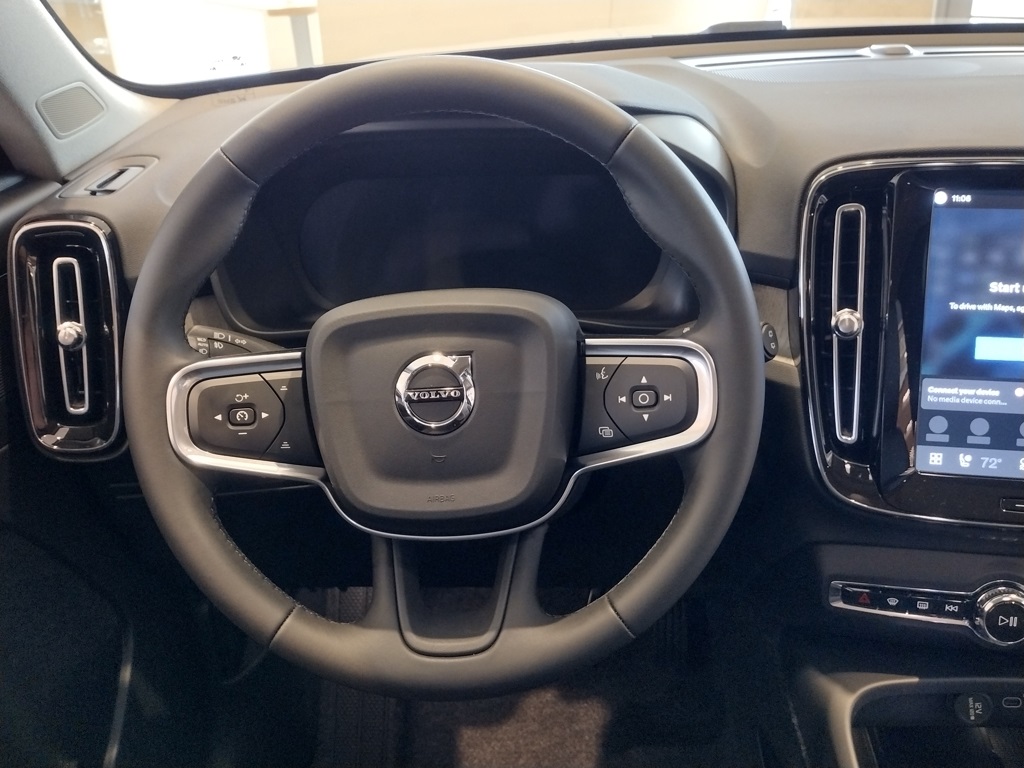 2026 VOLVO XC40 - Image 24