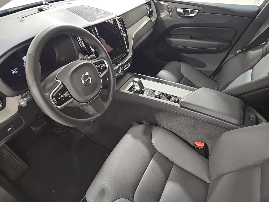 2025 Volvo XC60 B5 Plus photo 19