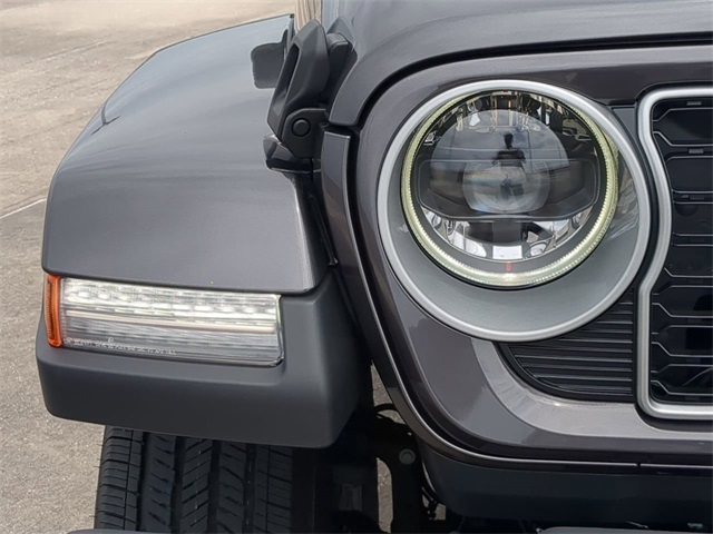 2025 Jeep Wrangler Sahara photo 9