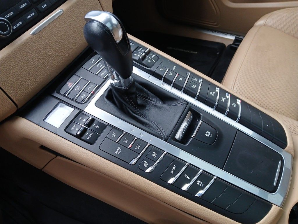 2017 Porsche Macan Turbo photo 24