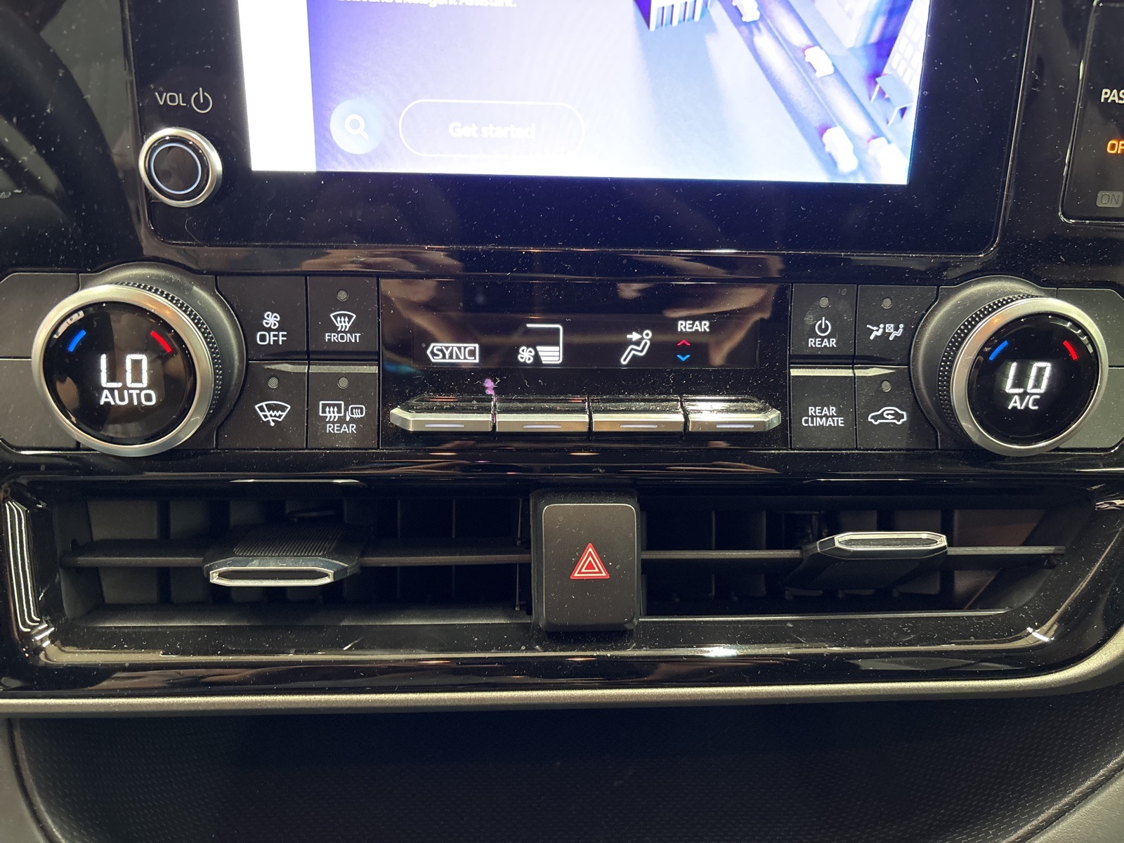 2023 Toyota Highlander L photo 14