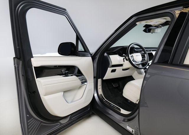 2025 Land Rover Range Rover SE photo 15