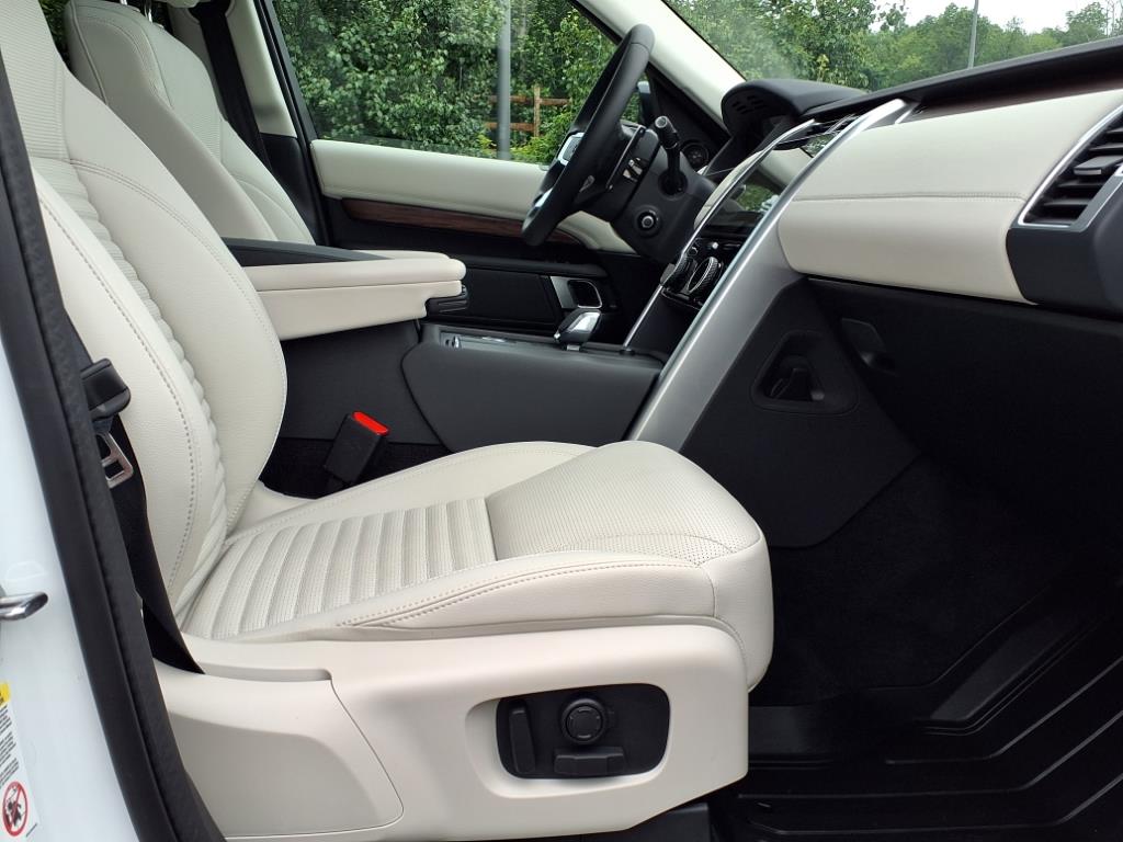 2025 Land Rover Discovery S photo 3