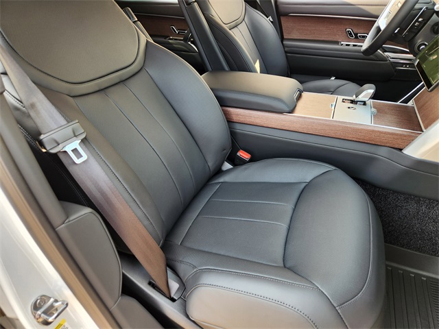 2025 Land Rover Range Rover SE photo 9