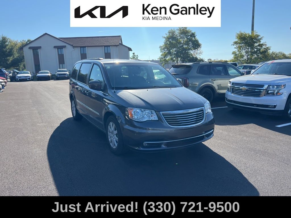 2016 Chrysler Town & Country Touring photo 3