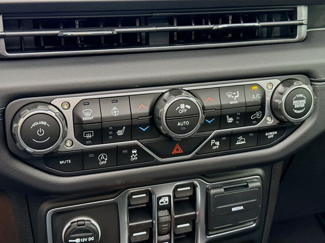 2025 Jeep Wrangler Sahara photo 16