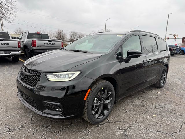 2026 Chrysler Pacifica Limited's photo