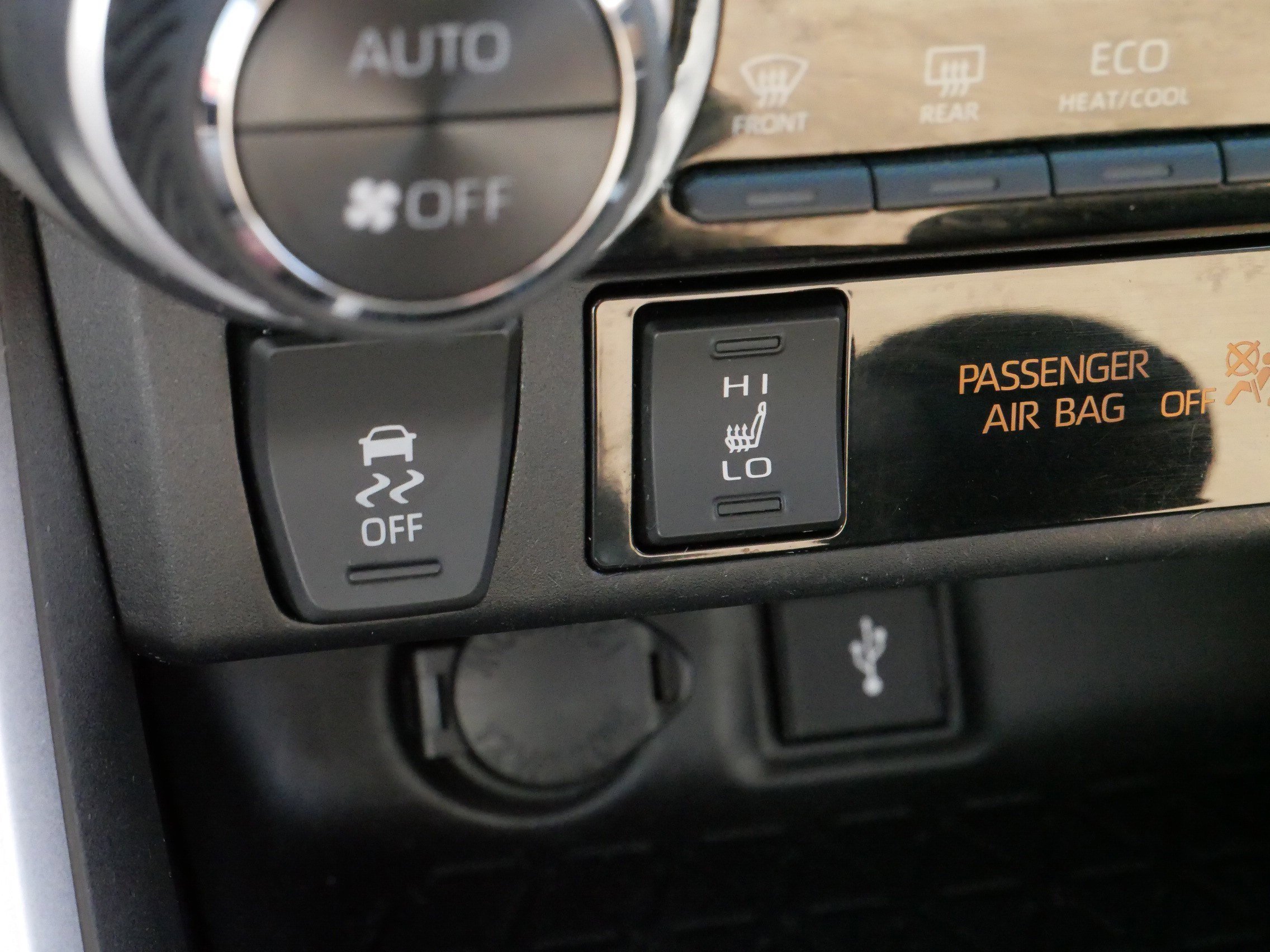 2022 Toyota RAV4 Hybrid XLE photo 25