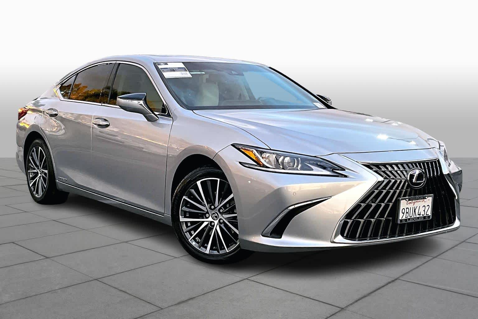 2022 Lexus ES 300h photo 2