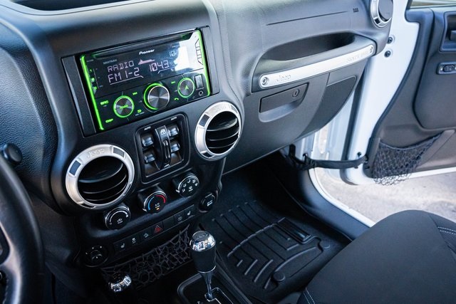 2015 Jeep Wrangler Unlimited Rubicon photo 24
