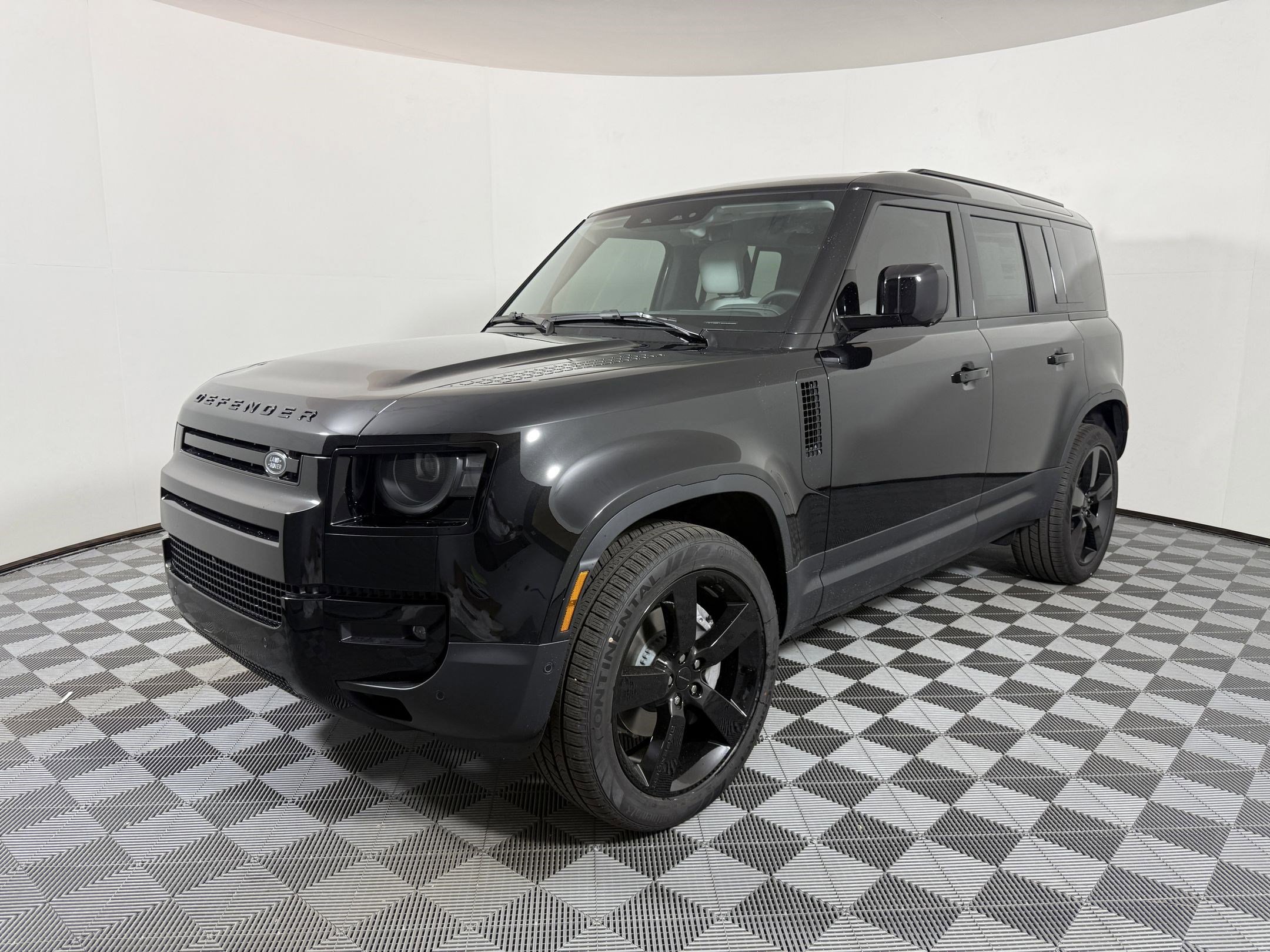 2026 Land Rover Defender S's photo