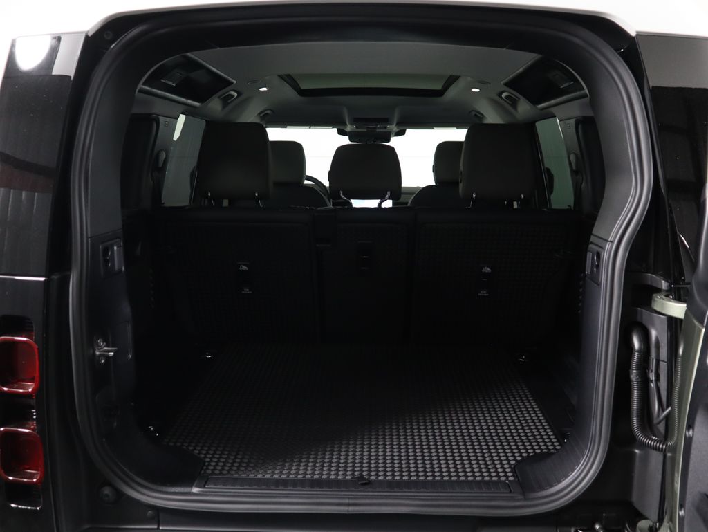 2025 Land Rover Defender 110 S photo 25