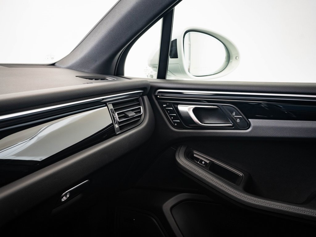 2024 Porsche Macan T photo 31