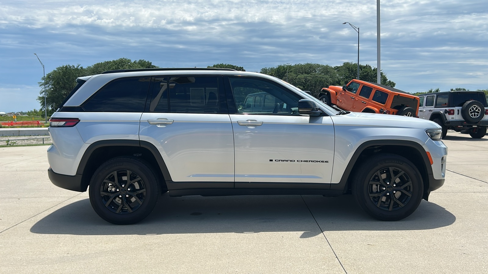 2024 Jeep Grand Cherokee Altitude X photo 2