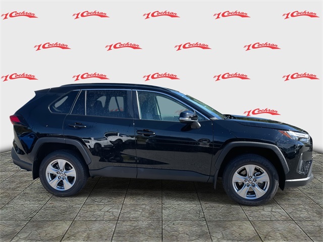 2022 Toyota RAV4 XLE photo 2